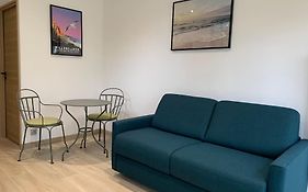 Le Méridien, studio rénové avec terrasse, 8 min à pieds du centre ville